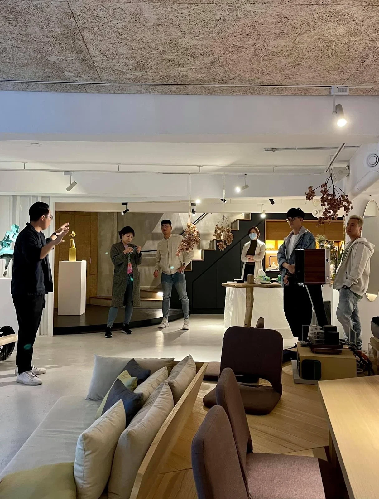 協會夥伴在展示空間內聆聽設計說明