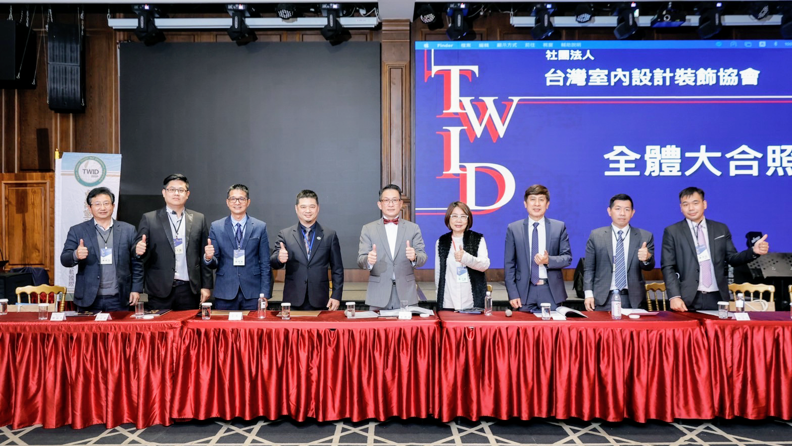 2022 年會員大會與會代表在主舞台合影