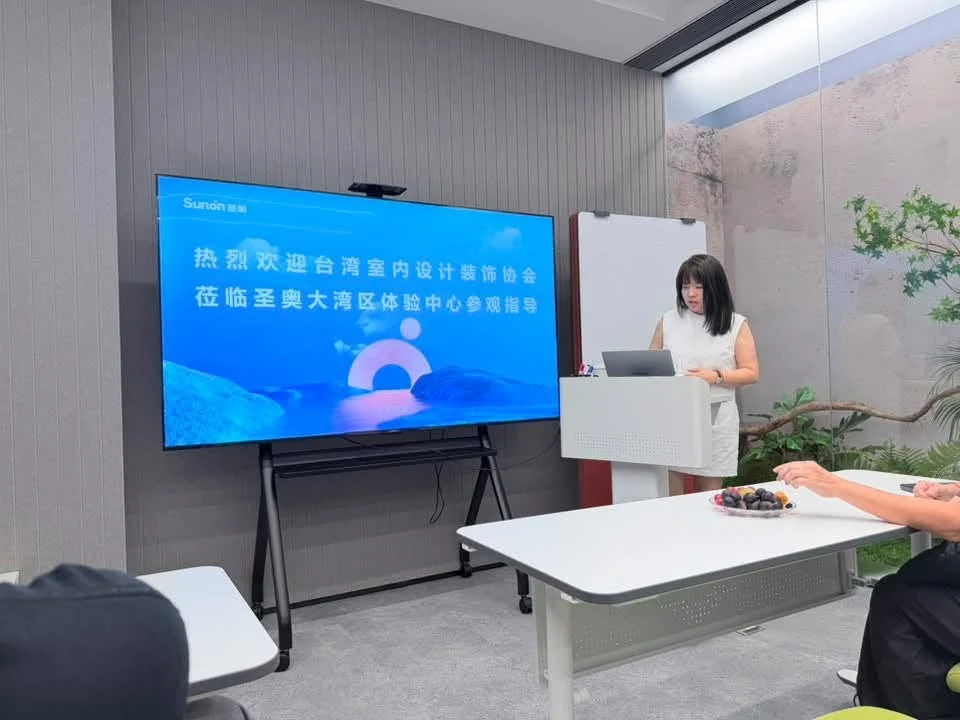接待單位在螢幕前向參訪夥伴進行簡報分享