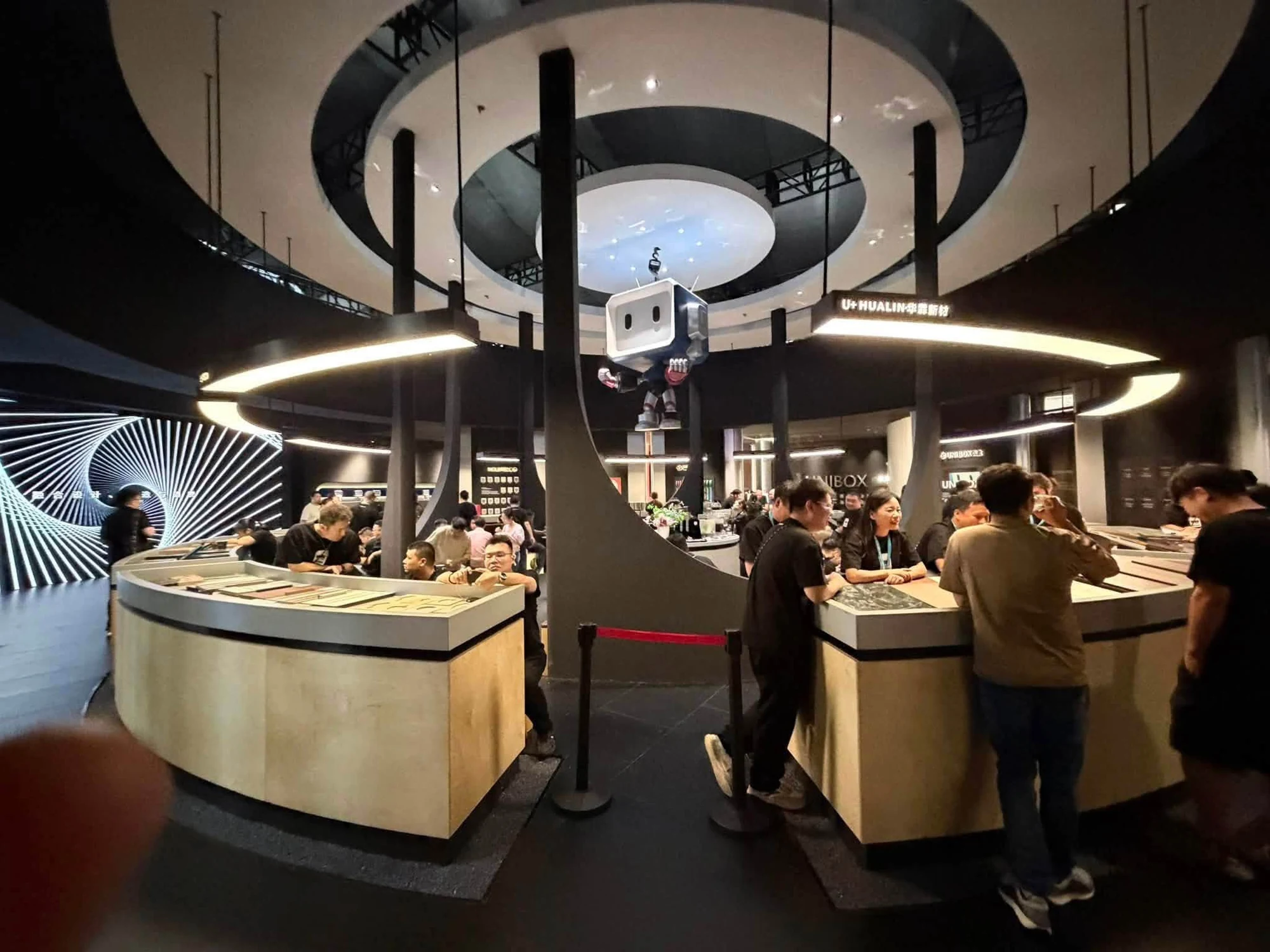 具環形裝置與沉浸式展示的商業展覽空間
