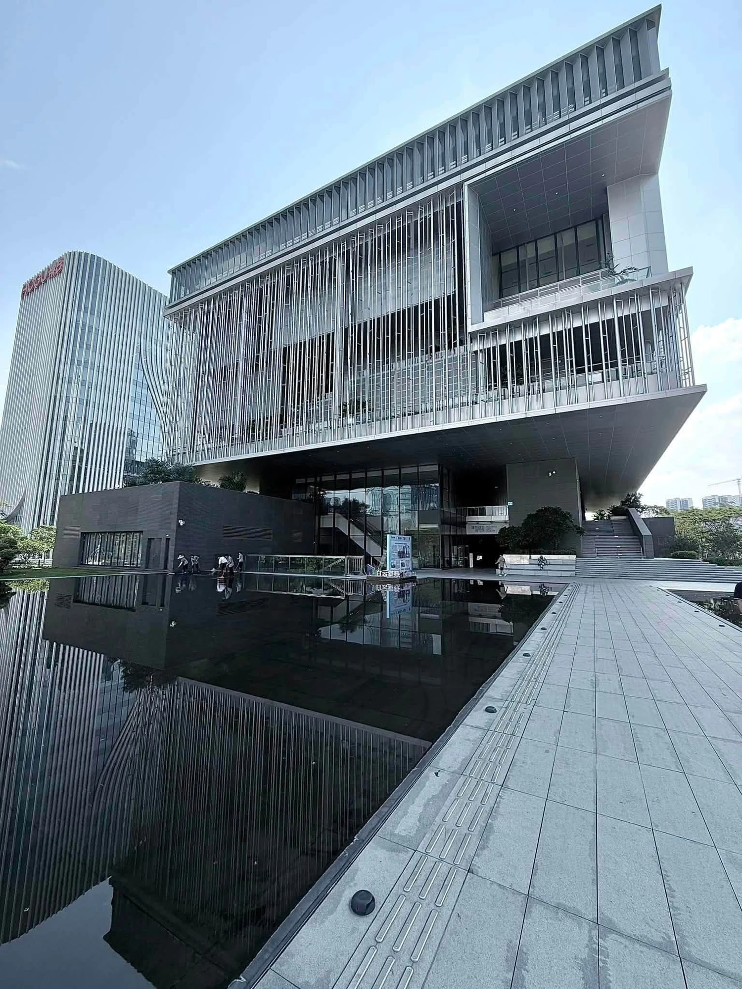 當代建築立面與前方鏡面水景