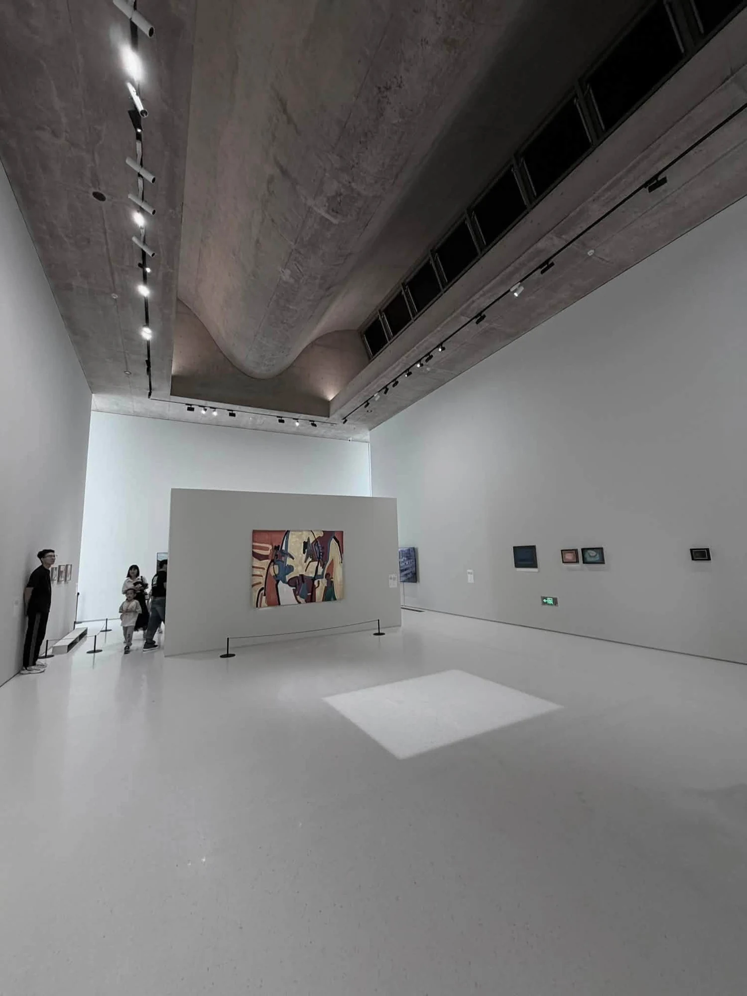 參訪夥伴在留白寬敞的當代藝術展廳觀展