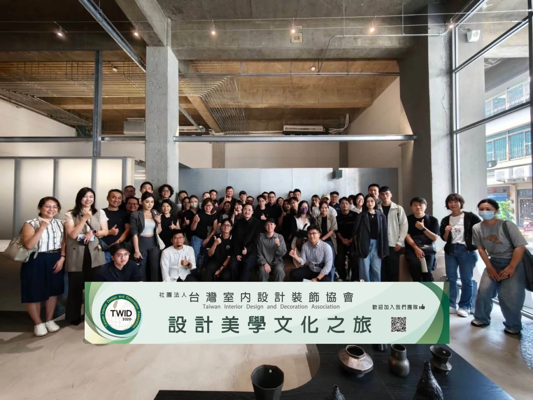 TWiD 會員於南區學術交流參訪場域手持活動布條合影