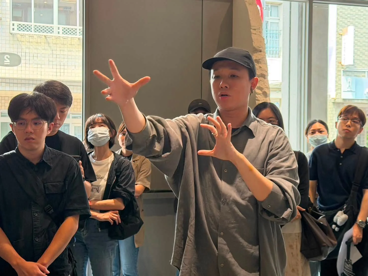 導覽人員在室內空間向參訪會員說明設計概念