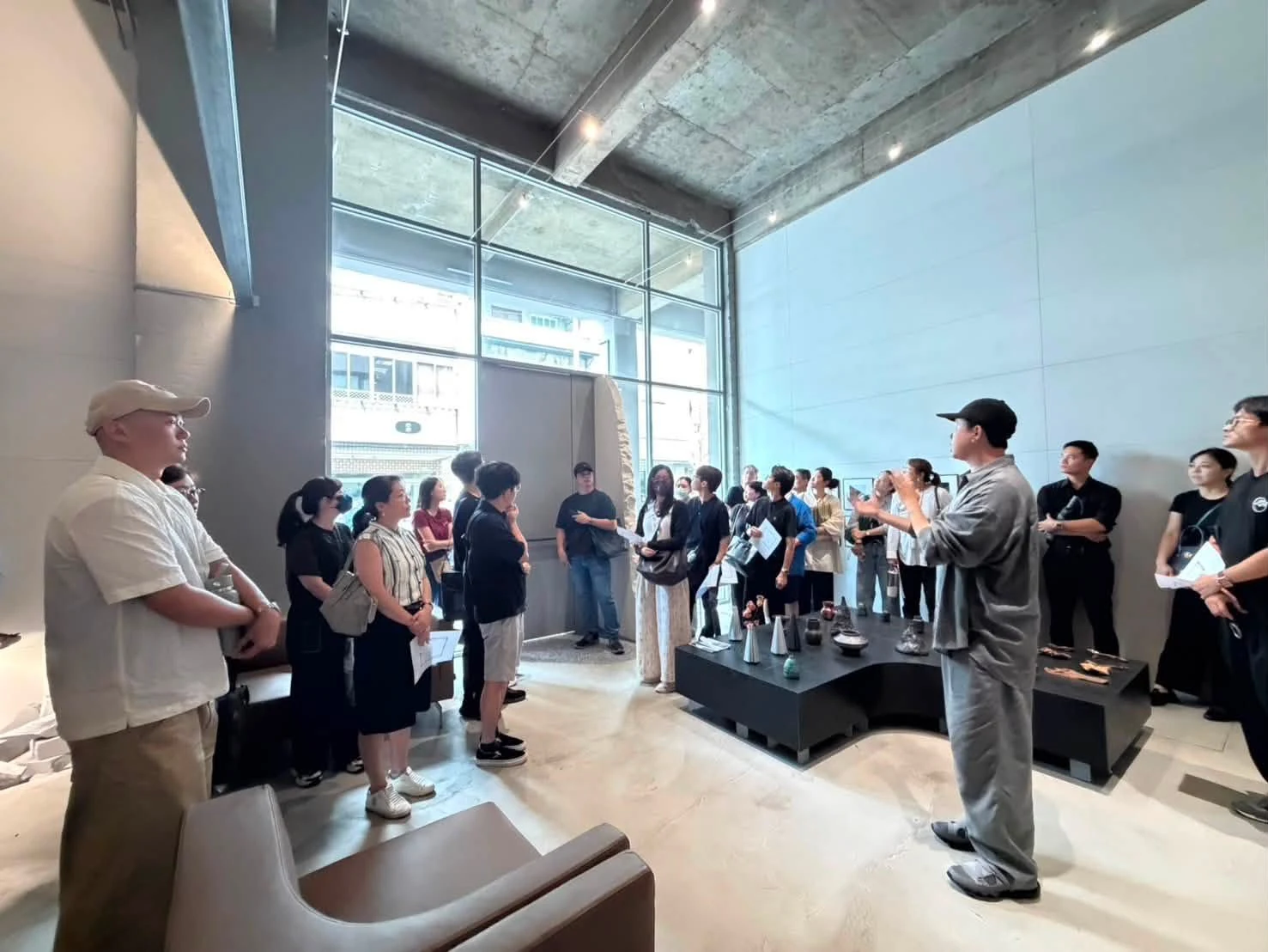 參訪會員在室內展區分組聆聽空間導覽