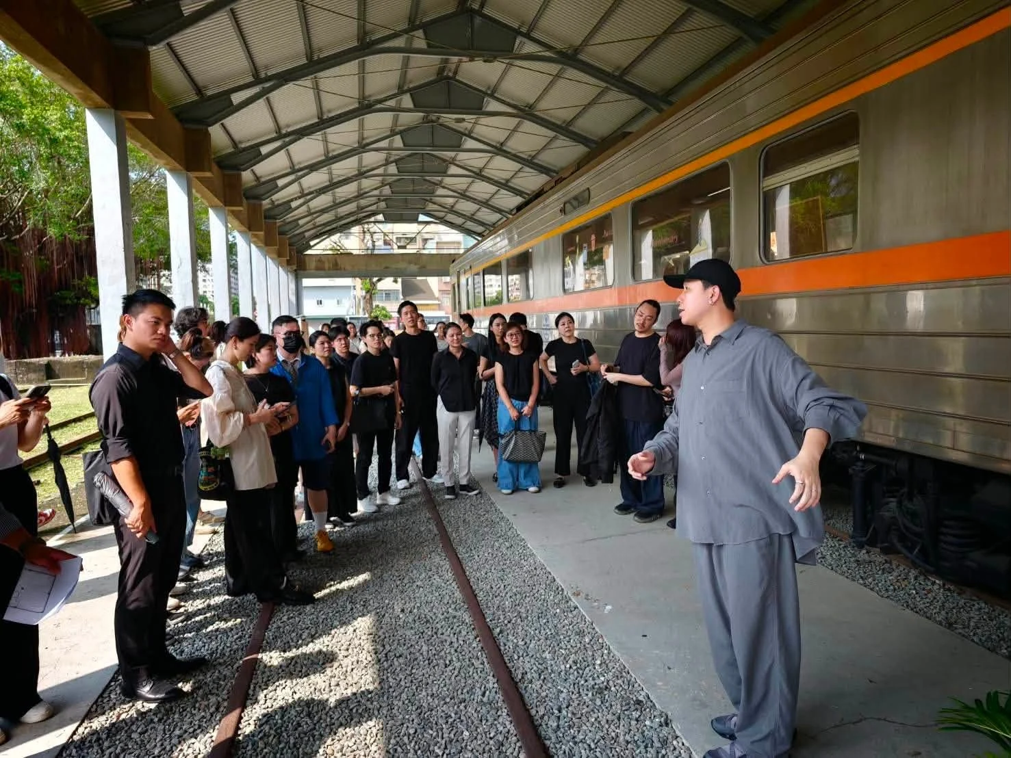 會員在鐵道與列車旁進行戶外導覽交流