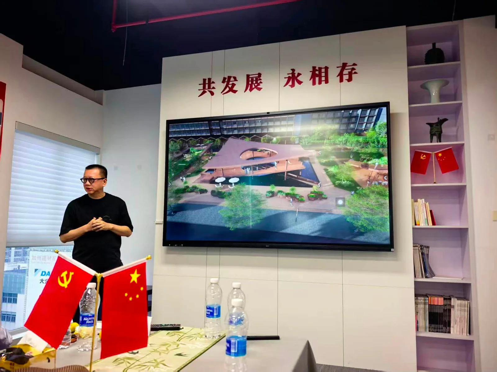 設計師在投影螢幕前介紹大型建築空間設計案例
