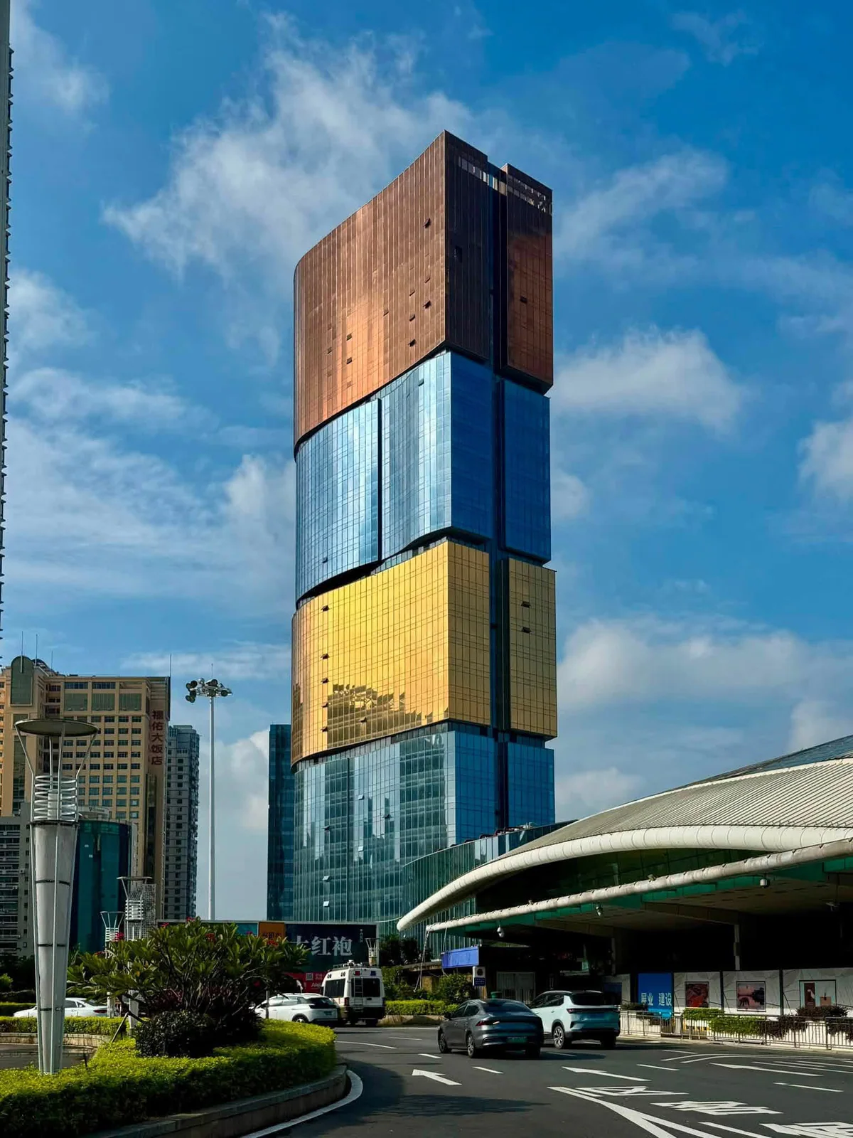 藍天背景下由多個立方量體組成的廈門高樓建築
