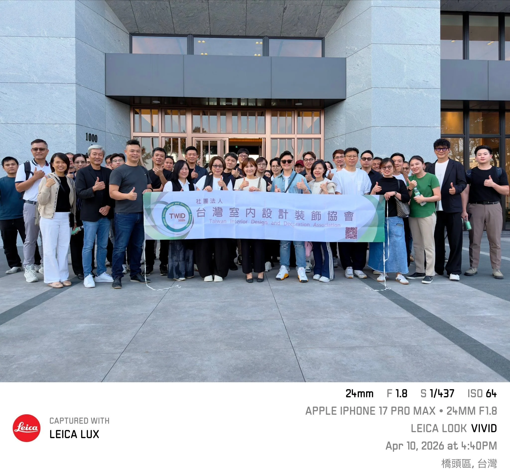 TWiD 會員在橋頭森花園案場入口手持協會布條合影