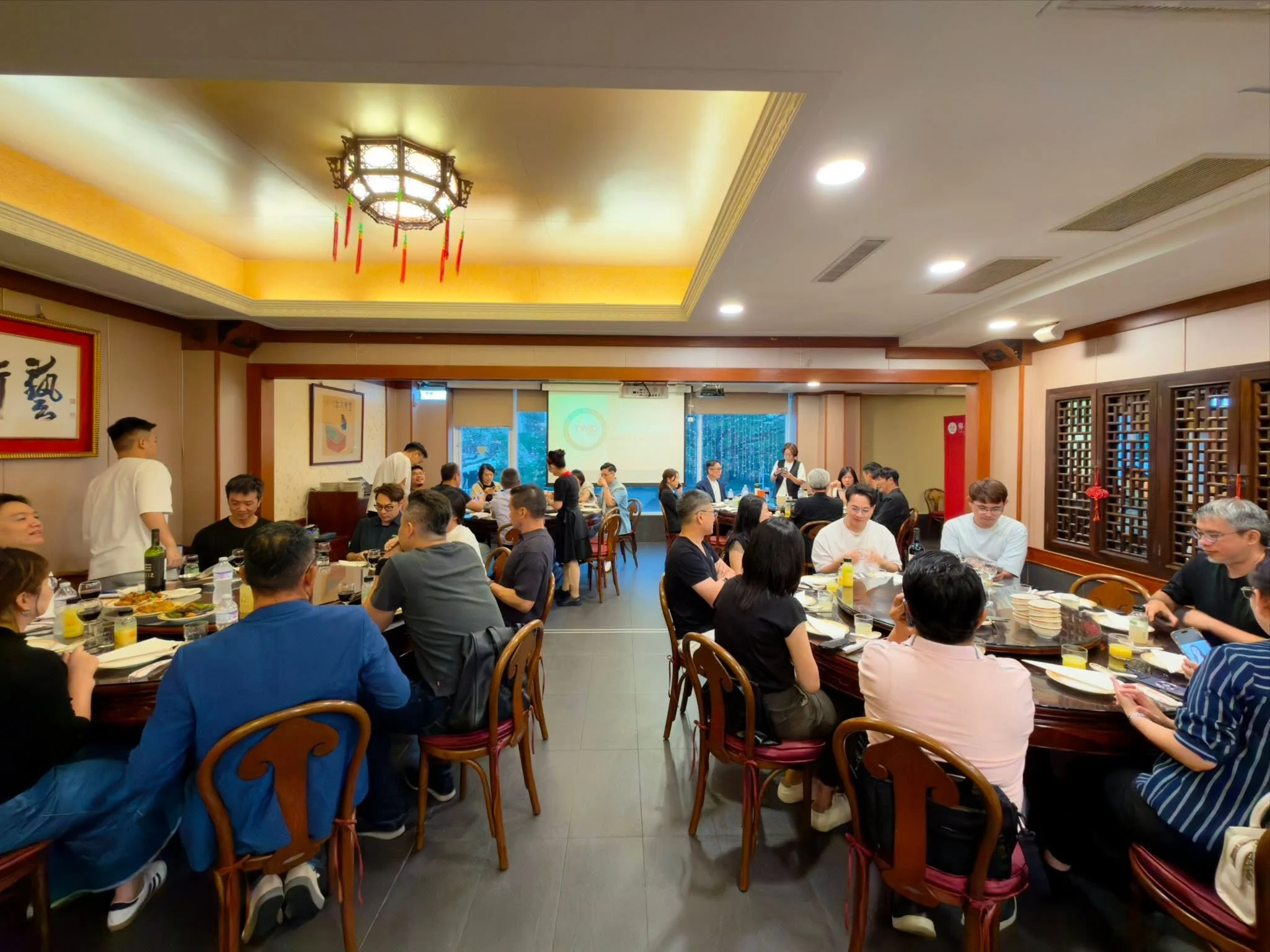 TWiD 理監事與會員在鄧師傅餐廳進行晚間會務交流