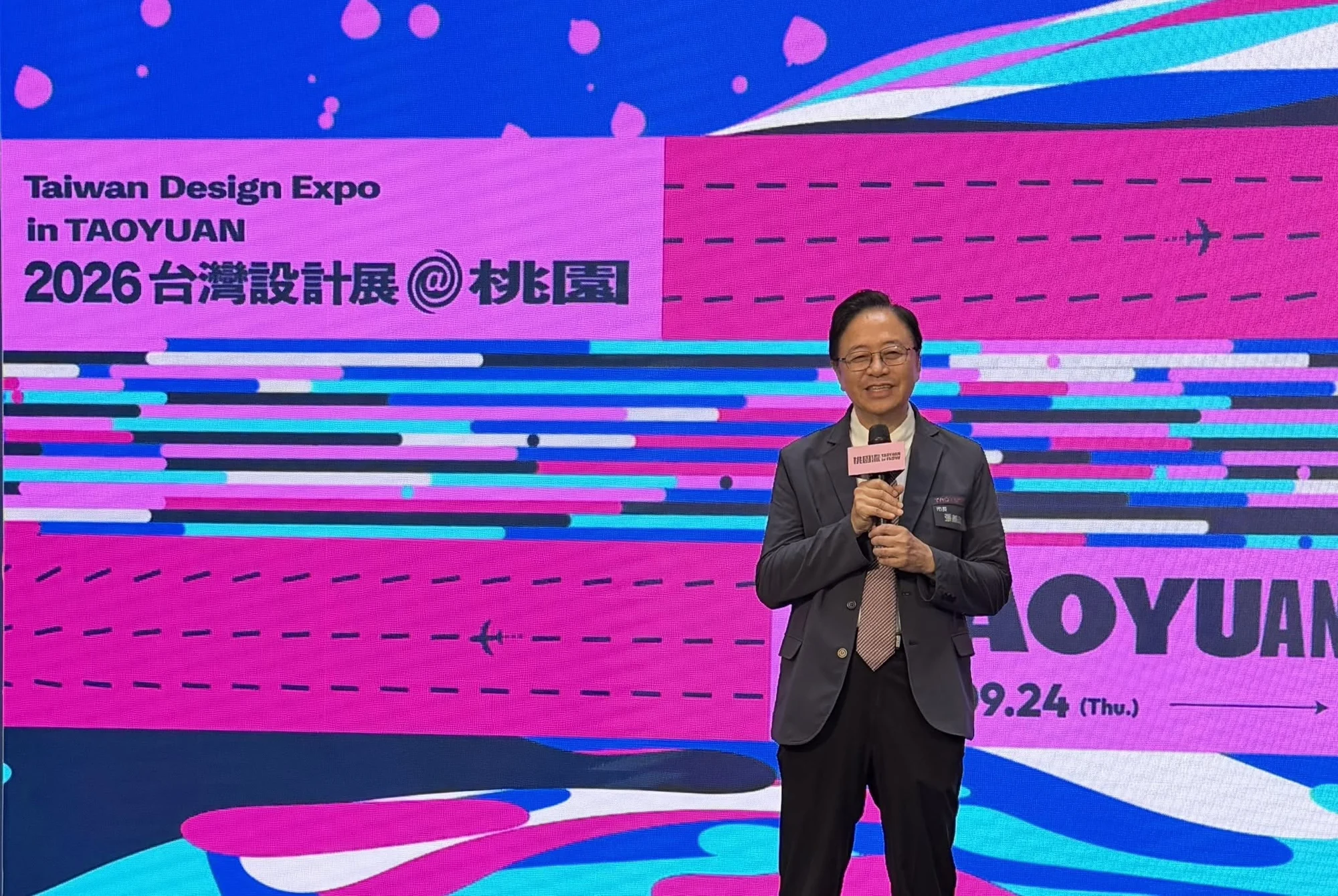 代表在桃園設計展主視覺舞台前致詞