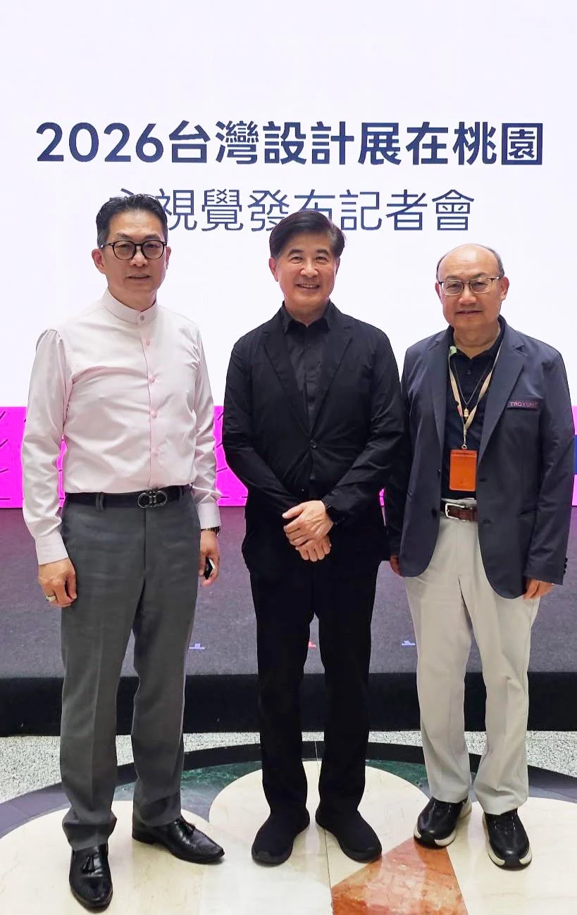 三位與會代表在 2026 台灣設計展主視覺發布記者會背板前合影